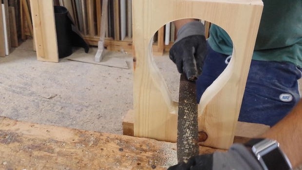 Оригинальный светильник из дерева и светодиодной ленты в виде лампочек