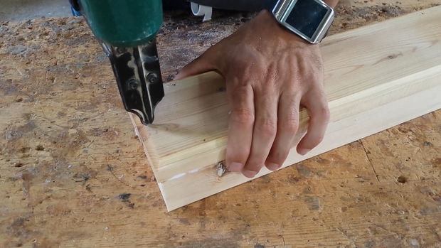 Оригинальный светильник из дерева и светодиодной ленты в виде лампочек