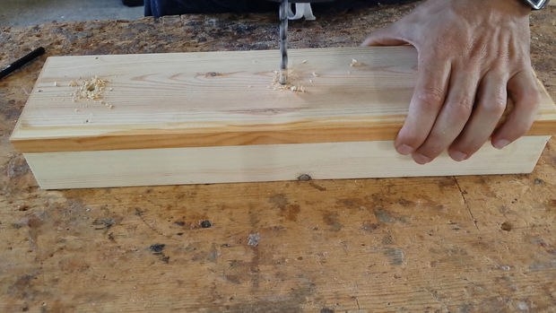 Оригинальный светильник из дерева и светодиодной ленты в виде лампочек