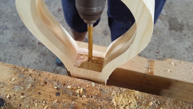 Оригинальный светильник из дерева и светодиодной ленты в виде лампочек