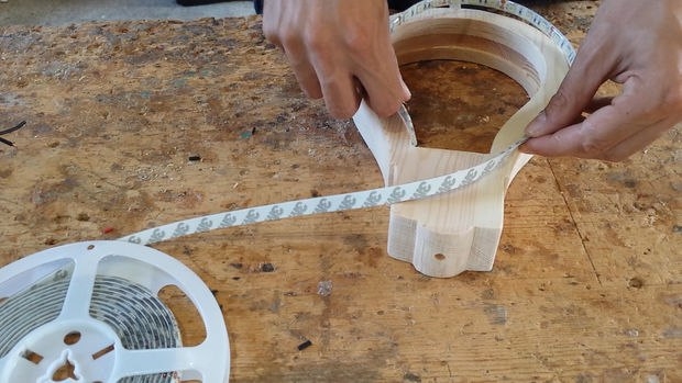 Оригинальный светильник из дерева и светодиодной ленты в виде лампочек