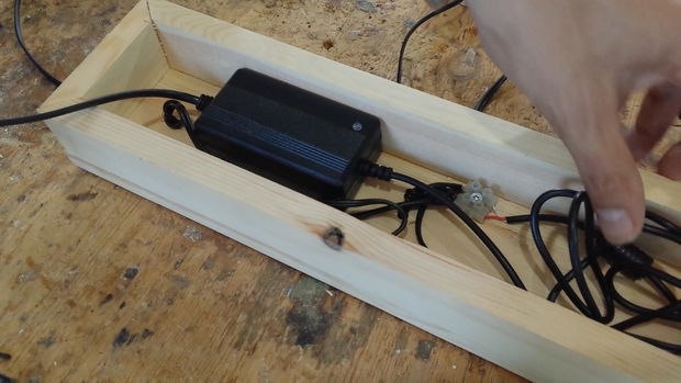 Оригинальный светильник из дерева и светодиодной ленты в виде лампочек