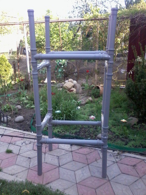 Удобная стойка для хранения резины в гараже.