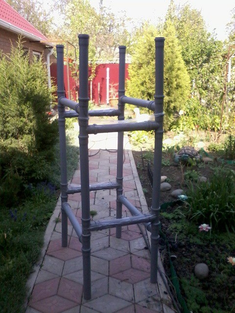 Удобная стойка для хранения резины в гараже.