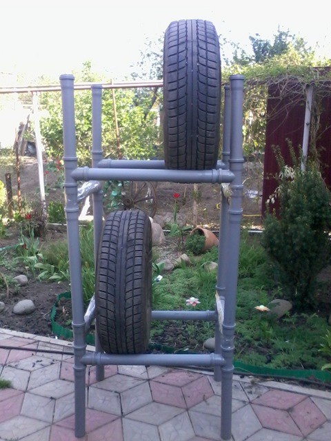 Удобная стойка для хранения резины в гараже.