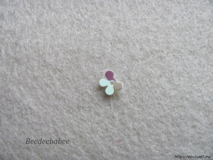 Крошечная пчелка из блесток и бисера