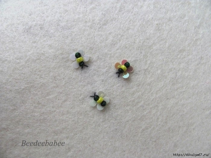 Крошечная пчелка из блесток и бисера