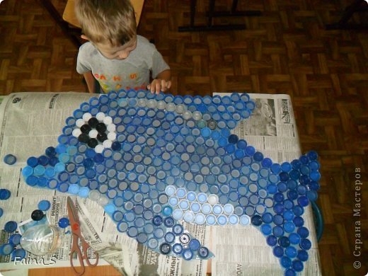 Идеи для дачи своими руками: мозаика из пластиковых крышек