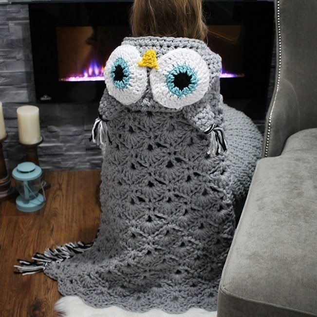 Плед с капюшоном-совушкой крючком из толстой пряжи