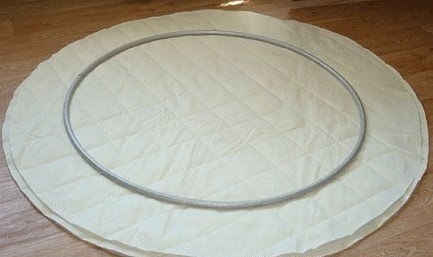 Отличная идея - гамак на металлическом обруче.