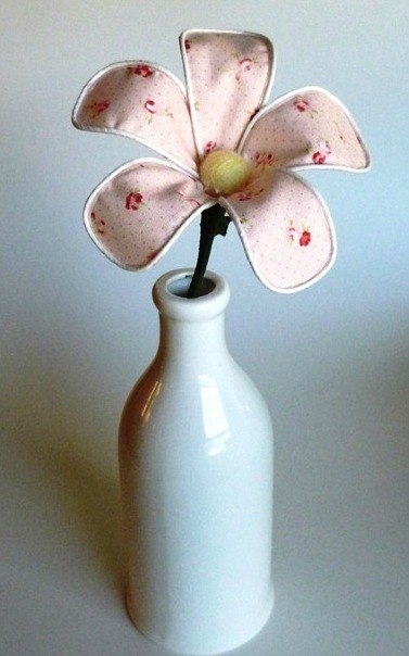 Текстильный цветок на проволочном каркасе для декора