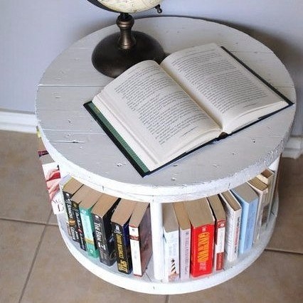Журнальный столик из катушки с полкой для книг