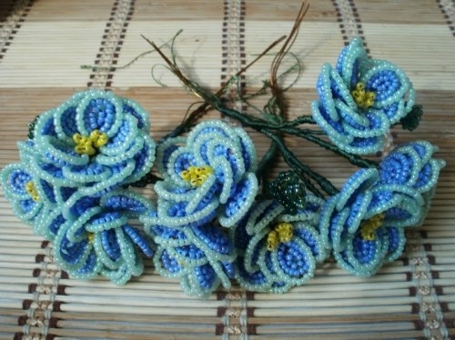 Фиалки из бисера на проволоке