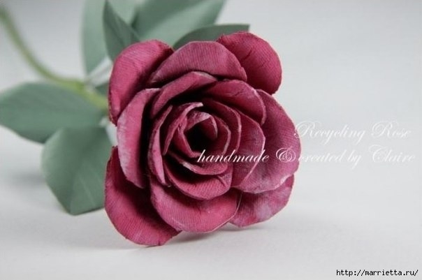 Красивая роза из яичных лотков
