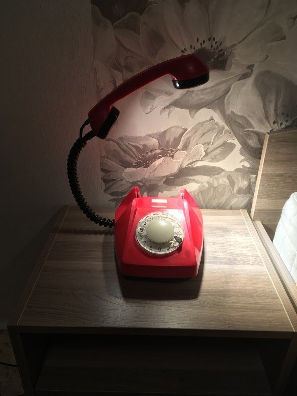 Настольная лампа из старого телефона