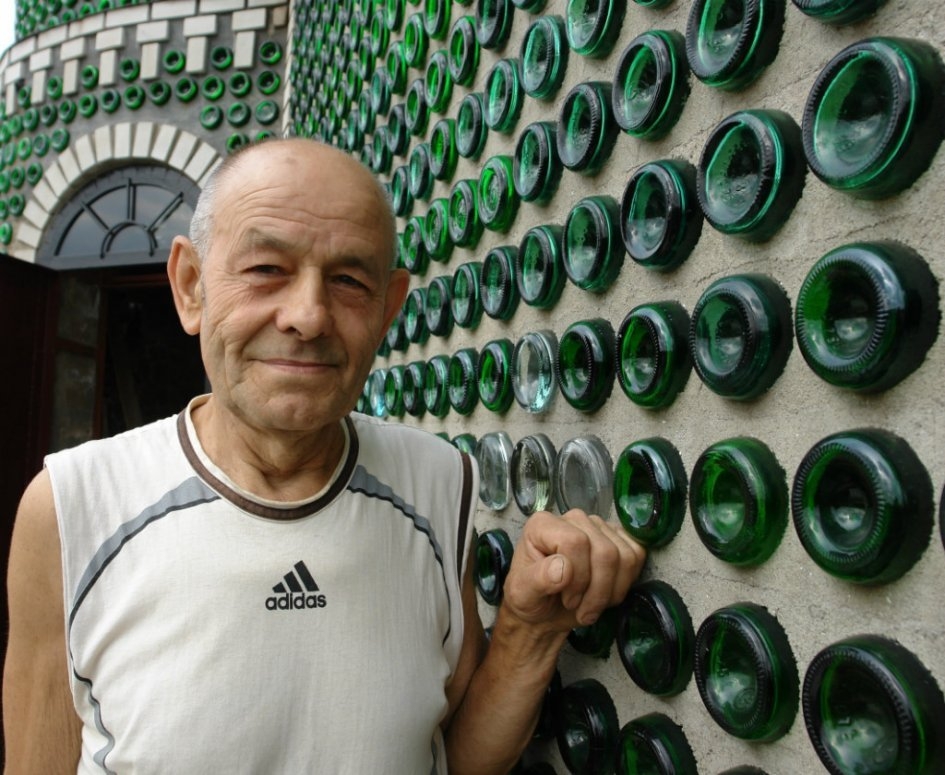 Восемь тысяч бутылок из-под шампанского и 20 лет жизни понадобилось, чтобы построить дачу