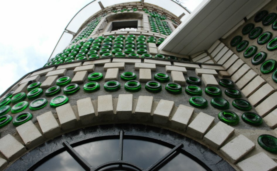 Восемь тысяч бутылок из-под шампанского и 20 лет жизни понадобилось, чтобы построить дачу