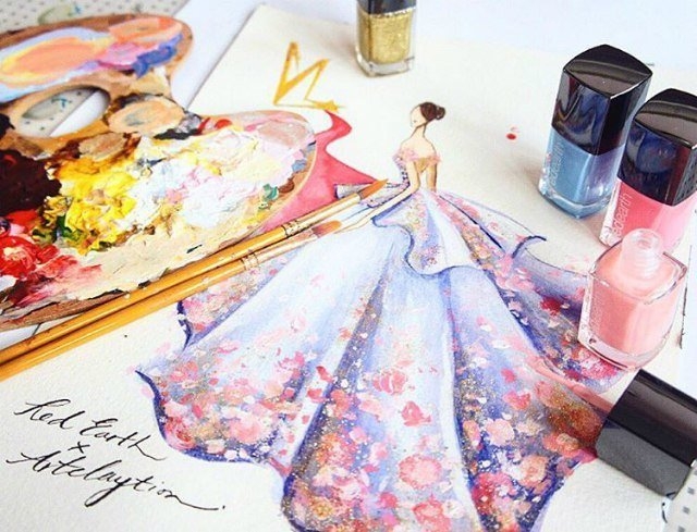 Лак для ногтей в руках художника