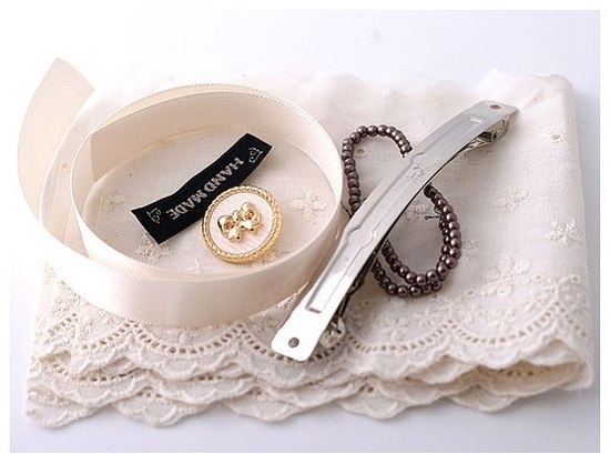 Очень нежная заколочка из кружева