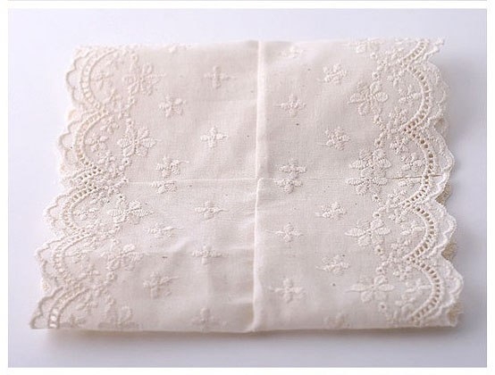 Очень нежная заколочка из кружева