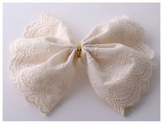 Очень нежная заколочка из кружева