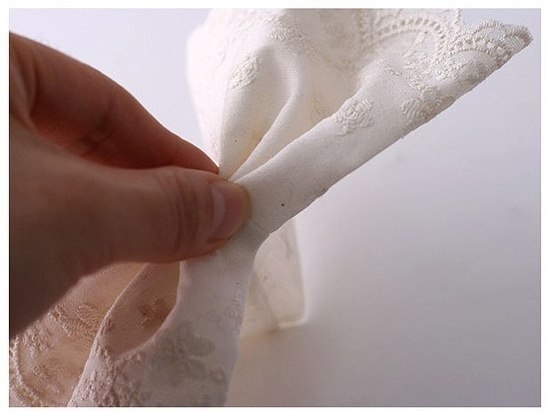 Очень нежная заколочка из кружева