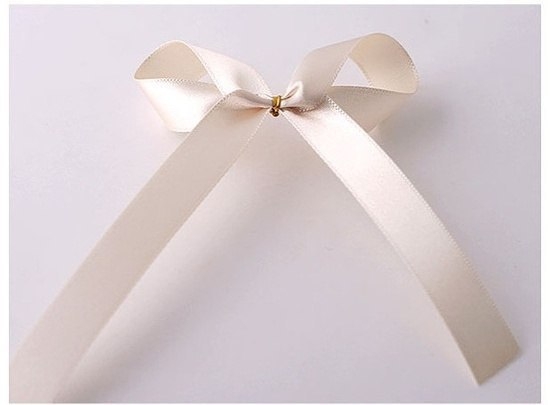 Очень нежная заколочка из кружева