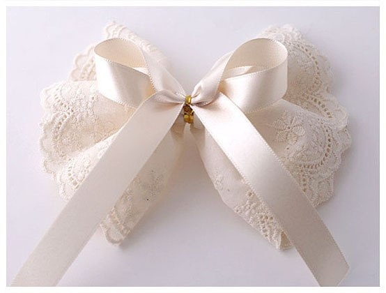 Очень нежная заколочка из кружева