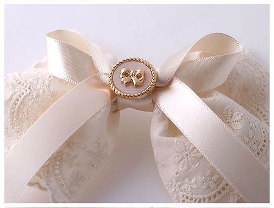 Очень нежная заколочка из кружева