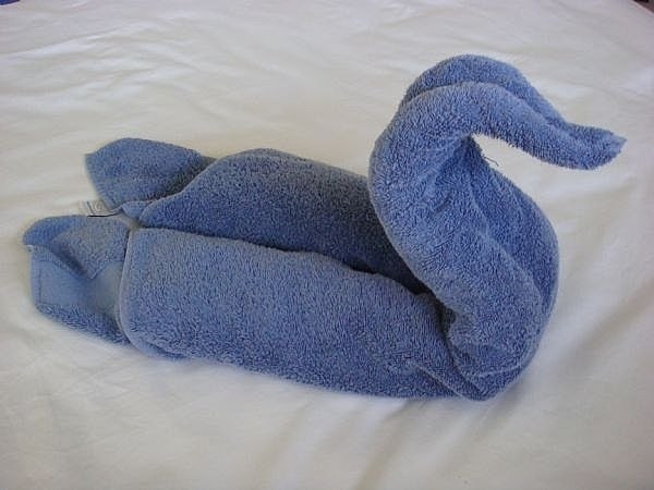 Складываем полотенца в форме лебедя