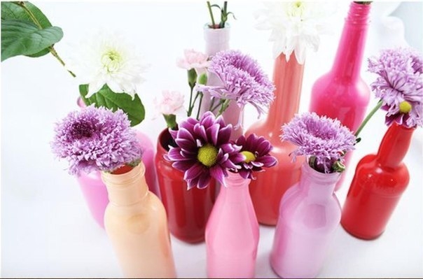 Разноцветные вазы из бутылок