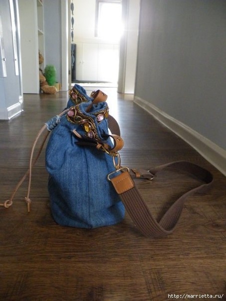 Сумка в спортивном стиле из старых джинсов