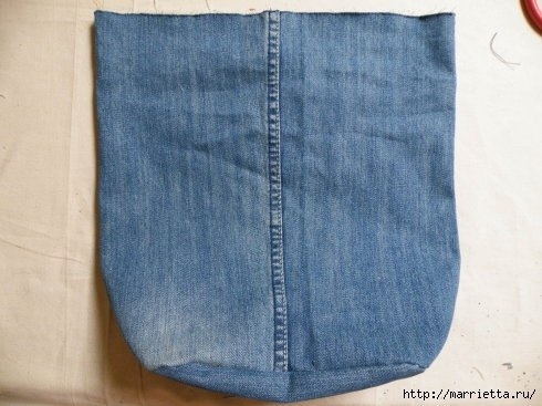 Сумка в спортивном стиле из старых джинсов