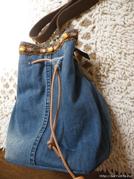 Сумка в спортивном стиле из старых джинсов