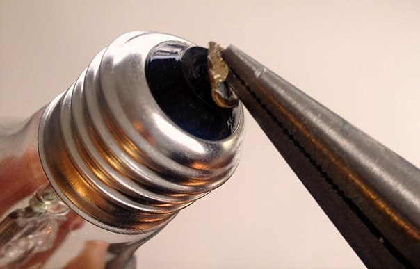 Мини-ваза из ненужной лампочки.