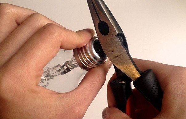 Мини-ваза из ненужной лампочки.