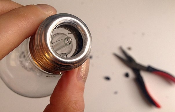 Мини-ваза из ненужной лампочки.