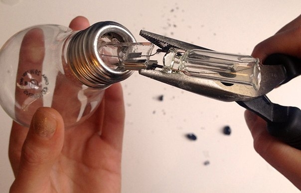 Мини-ваза из ненужной лампочки.