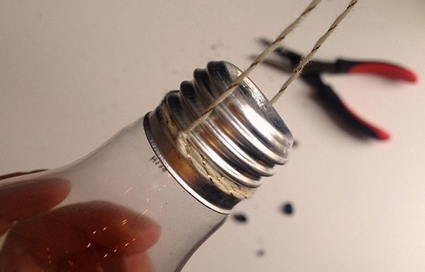 Мини-ваза из ненужной лампочки.