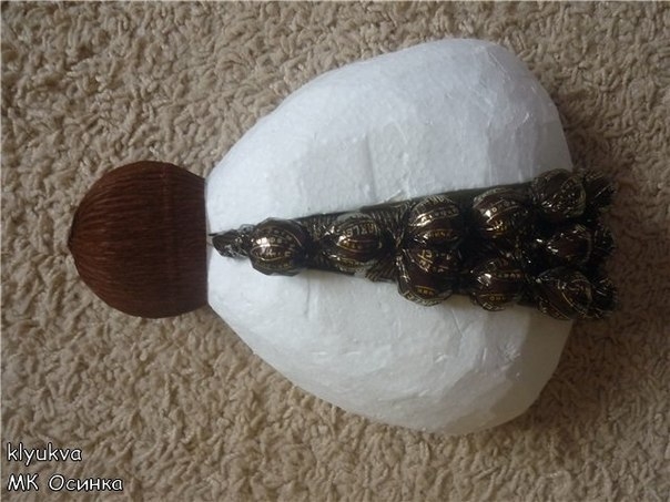 Божья коровка из конфет.