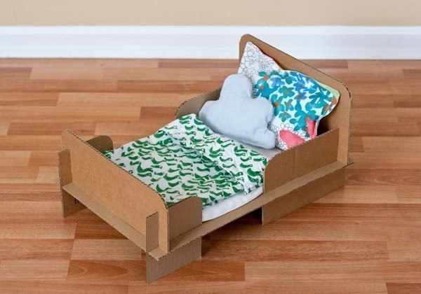 Игрушечная кроватка из картона