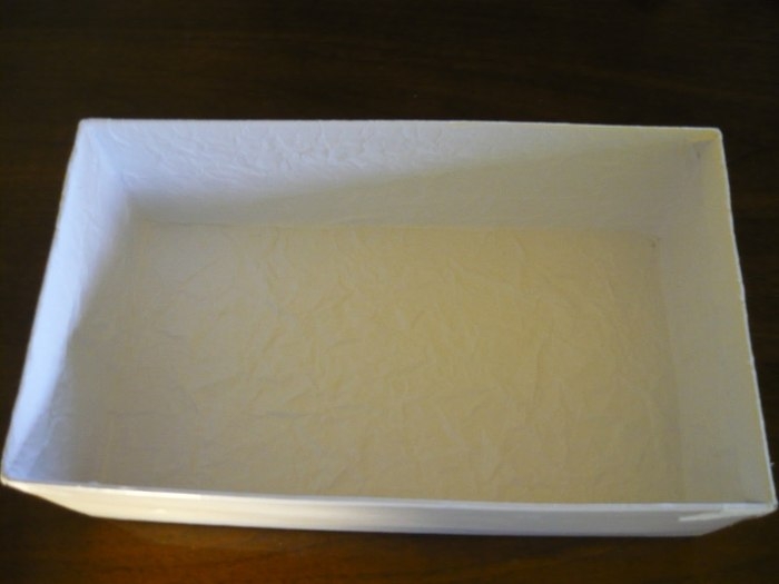 Полочка в стиле кантри, из коробки и газетных трубочек