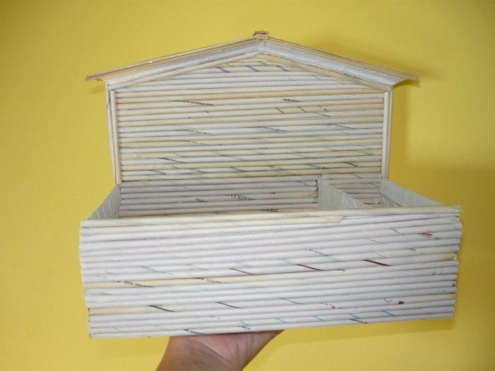 Полочка в стиле кантри, из коробки и газетных трубочек