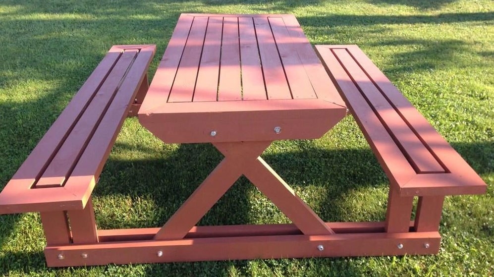 Деревянный стол и скамейки для дачи