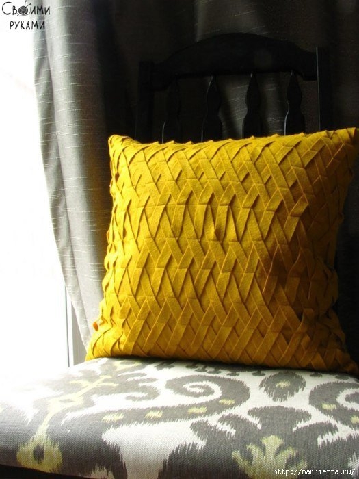 Декоративная подушка из фетра
