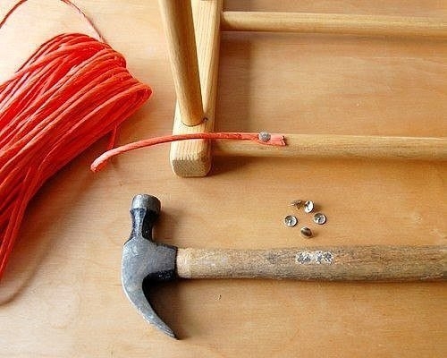 Табурет с плетеным сиденьем — узор «шеврон»