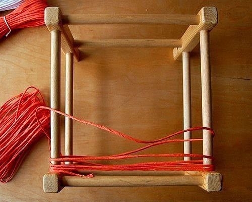 Табурет с плетеным сиденьем — узор «шеврон»