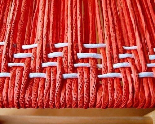 Табурет с плетеным сиденьем — узор «шеврон»