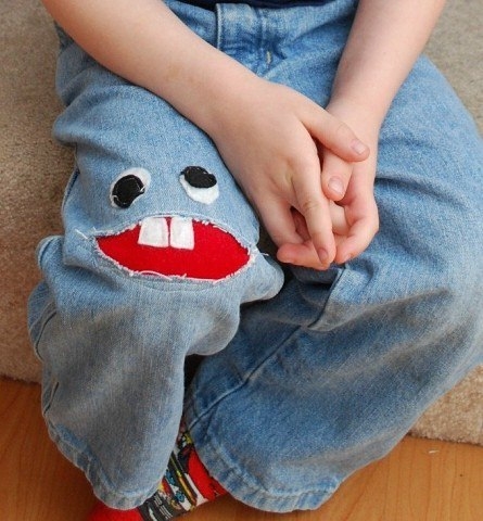 Идея как спрятать дырки на детских джинсах