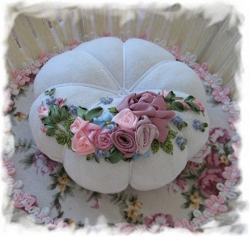 Вышитые лентами игольницы